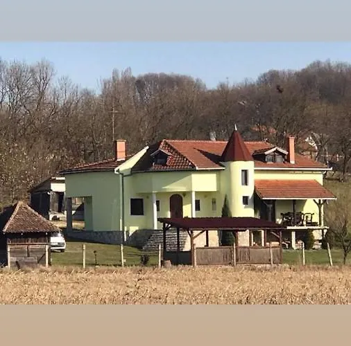 Rodjak Sa Sela Tatil Evi